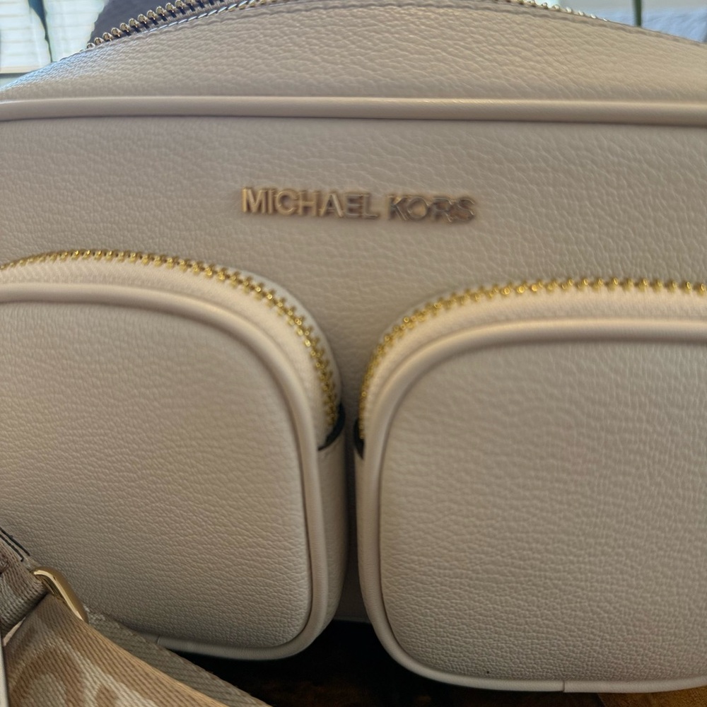 Women's White Jet Set Leather Medium
Crossbody Bag With Case For Apple AirPods